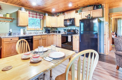 Whittier Cottage | 'fox Den' w/Hot Tub! 22 Mi to Cataloochee Skiing