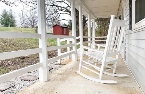 Villa Ridge House | Fox Haus near Purina, WashMo, I-44, Dog Friendly