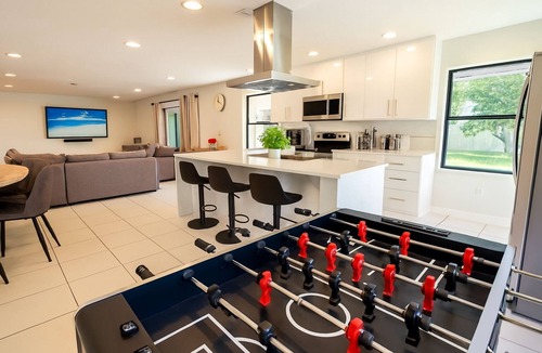 Croissant Park Villa | Fox Island- Spa, Garden-Downtown & Beach