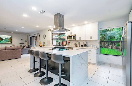 Croissant Park Villa | Fox Island- Spa, Garden-Downtown & Beach