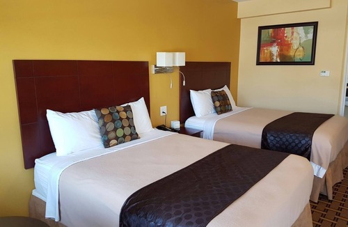 Napanee Hotel | Fox Motor Inn