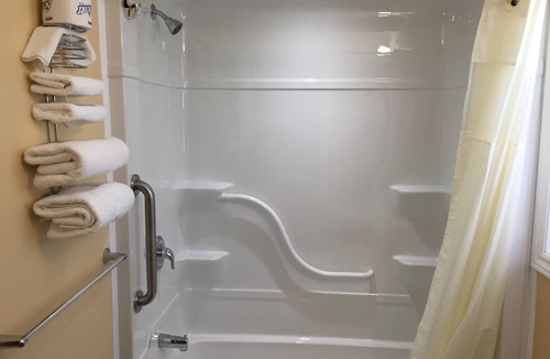 Napanee Hotel | Fox Motor Inn