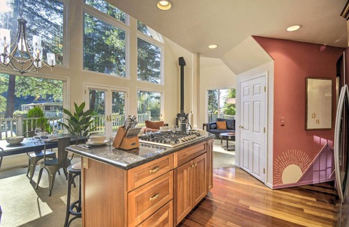 Hansville Cabin | Fox Paws Luxury Cabin - Hot Tub, Fire Pit & Pines!