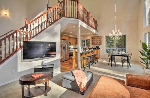 Hansville Cabin | Fox Paws Luxury Cabin - Hot Tub, Fire Pit & Pines!