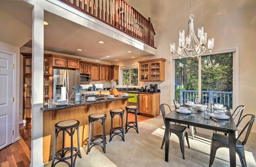 Hansville Cabin | Fox Paws Luxury Cabin - Hot Tub, Fire Pit & Pines!