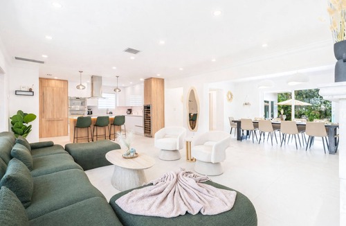 Victoria Park Villa | Fox Pearl 4Bd Pool House- Las Olas Luxury Getaway