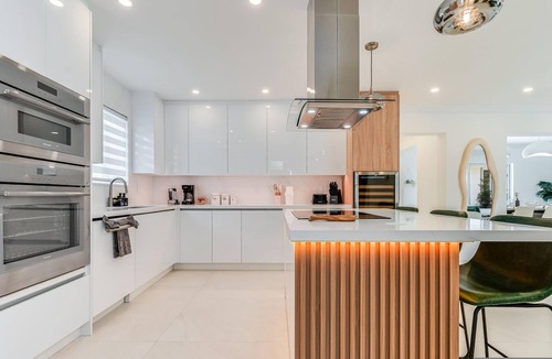 Victoria Park Villa | Fox Pearl 4Bd Pool House- Las Olas Luxury Getaway