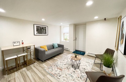 Fox Point Apartment | Fox Point Modern Apartment