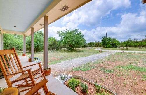 San Marcos House | 'Fox Ridge Farmhouse' - Hill Country Getaway!