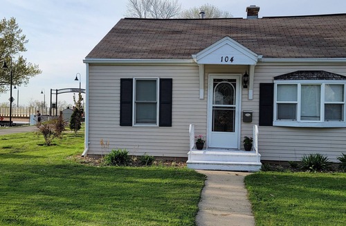 Menasha House | Fox River Retreat #3 n