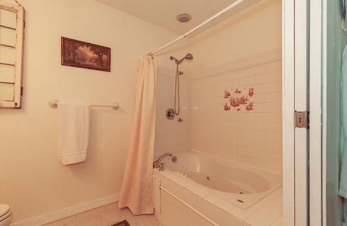 Yelm Bed & Breakfast | Fox Room at Conley Suites BNB