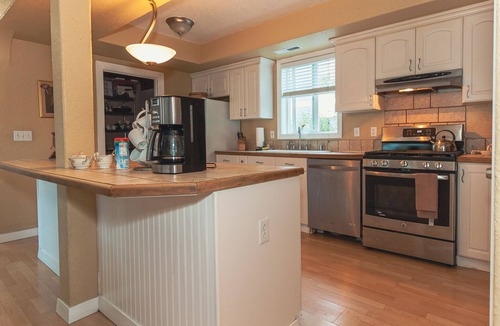 Yelm Bed & Breakfast | Fox Room at Conley Suites BNB