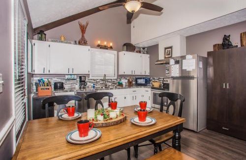Pigeon Forge Ski Chalet | Fox's Den, Hot Tub, FREE Attraction tickets for each paid day, Arcade Game, WIFI!