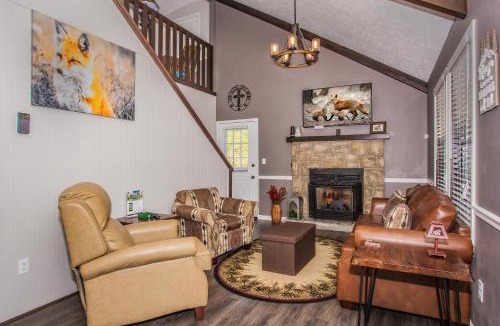 Pigeon Forge Ski Chalet | Fox's Den, Hot Tub, FREE Attraction tickets for each paid day, Arcade Game, WIFI!