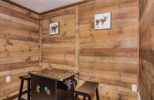 Pigeon Forge Ski Chalet | Fox's Den, Hot Tub, FREE Attraction tickets for each paid day, Arcade Game, WIFI!
