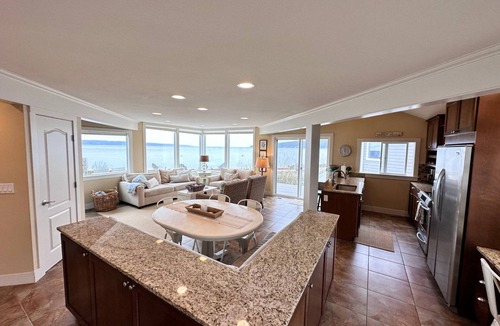 Langley House | Fox Spit Bungalow by AvantStay | Waterfront