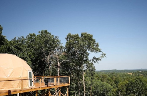 Eureka Springs Apartment | Fox Wood Luxury Dome with large deck, Indoor Jacuzzi, built-in hammock and mountain views - only 15 minutes from downtown Eureka Springs and 8 minutes from Beaver Lake.