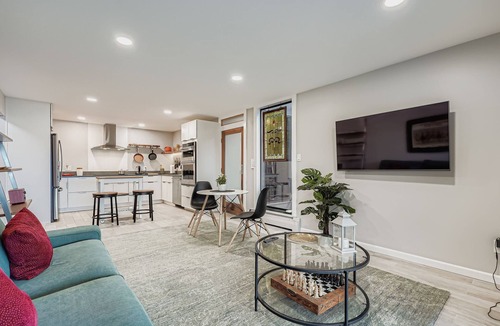 Lakewood House | FoxGardens: Incredible Lake & Mtn View. Private. Secure