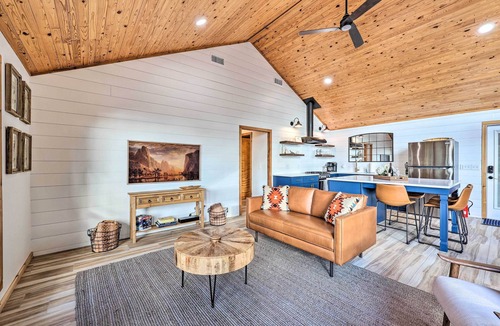 Rogers Cabin | 'Foxtail' Cabin Retreat: Steps to Beaver Lake!
