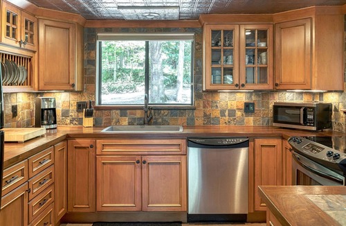 Innsbrook Ski Chalet | Foxtail Lake Front Chalet with HOT TUB