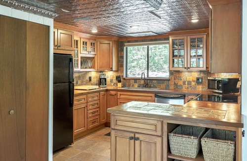 Innsbrook Ski Chalet | Foxtail Lake Front Chalet with HOT TUB