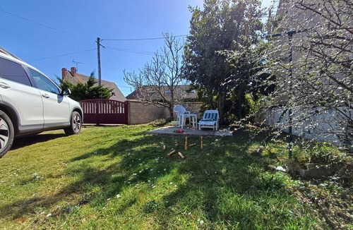 Saint-Martin de Brehal Cottage | Typical villa with garden 500m from the beach