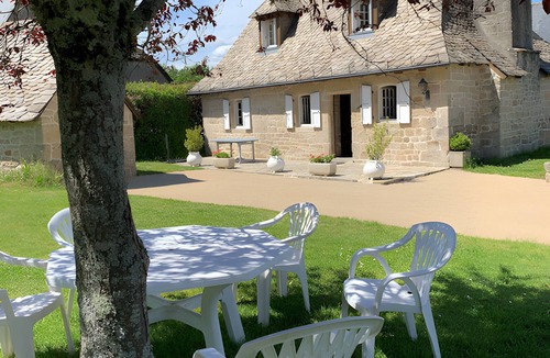 Camps-Saint-Mathurin-Leobazel House | Rural Gite La Madeleine with Private Terrace