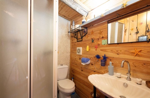 Durfort-et-Saint-Martin-de-Sossenac Bed & Breakfast | Unusual night in a Corsair Cabin - Chambre d'hotes