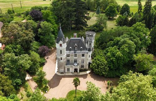 Javerlhac-et-la-Chapelle-St-Robert Bed & Breakfast | château de Puymoger