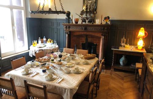 Javerlhac-et-la-Chapelle-St-Robert Bed & Breakfast | château de Puymoger