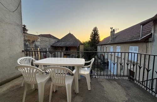 Les Avenieres Apartment | Large modern apartment, parking -near Walibi