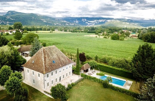 Les Avenieres House | Luxury 5* mansion, hotel services, swimming pool, tennis court, ground of balls