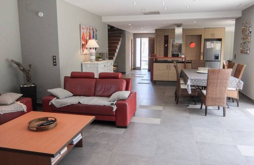 Saint-Genis House | 110 m² House ∙ 4 bedrooms ∙ 8 guests