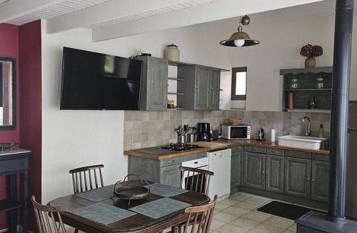 Saint-Geniez-d'Olt Cottage | Au Bord de la Rivière, Charming gîte with private