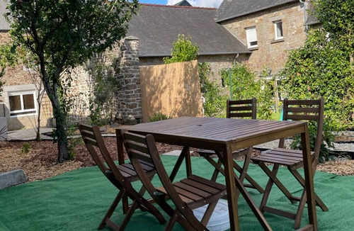 Saint-Georges-de-Reintembault House | Cosy Mediterranean-style spa and cinema 25 minutes from Mont-Saint-Michel