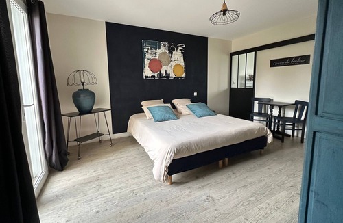 Saint-Georges-les-Baillargeaux Bed & Breakfast | Bed and Breakfast 'L'écrin D'anabelle Futuroscope' with Private Terrace, Shared Garden and Wi-Fi