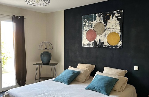 Saint-Georges-les-Baillargeaux Bed & Breakfast | Bed and Breakfast 'L'écrin D'anabelle Futuroscope' with Private Terrace, Shared Garden and Wi-Fi