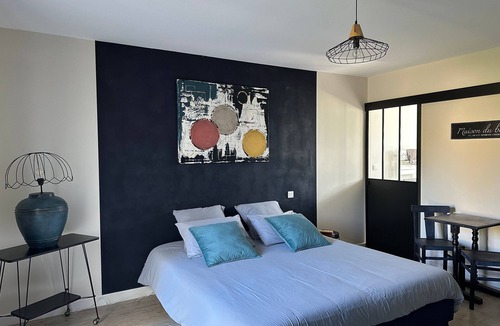 Saint-Georges-les-Baillargeaux Bed & Breakfast | Bed and Breakfast 'L'écrin D'anabelle Futuroscope' with Private Terrace, Shared Garden and Wi-Fi