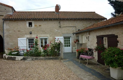 Saint-Georges-les-Baillargeaux House | Le Gîte du Porche - Saint-georges-les-baillargeaux