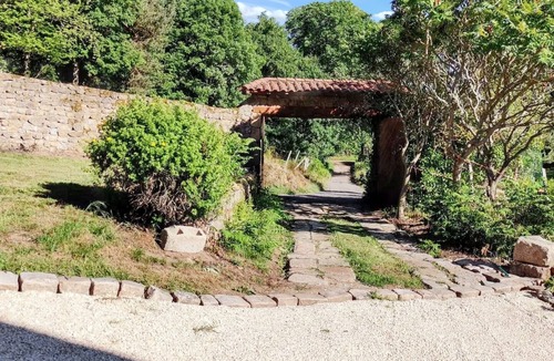 Saint-Hilaire-Cusson-la-Valmitte House | Homerez - House in Saint-Hilaire-Cusson-la-Valmitte