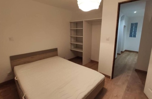 Saint-Jean-de-Maruejols-et-Avejan Apartment | Foot on the ground