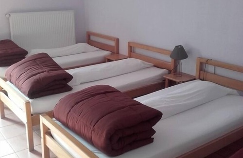 Saint-Laurent-les-Bains Hotel | AU CHAT BLEU