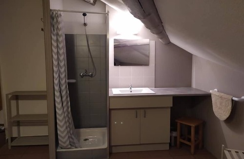 Saint-Laurent-les-Bains Hotel | AU CHAT BLEU