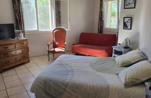 Saint-Maximin-la-Sainte-Baume Bed & Breakfast | Guest Room “Villa Same” with Private Pool, Wi-Fi, and Air Conditioning