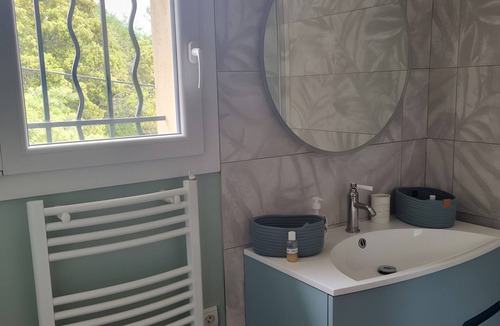 Saint-Maximin-la-Sainte-Baume Bed & Breakfast | Guest Room “Villa Same” with Private Pool, Wi-Fi, and Air Conditioning