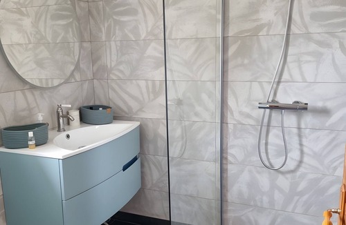 Saint-Maximin-la-Sainte-Baume Bed & Breakfast | Guest Room “Villa Same” with Private Pool, Wi-Fi, and Air Conditioning