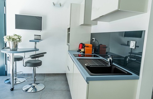 Saint-Maximin-la-Sainte-Baume House | Fully equipped luxury studio with heated infinity pool 12 x 6 m