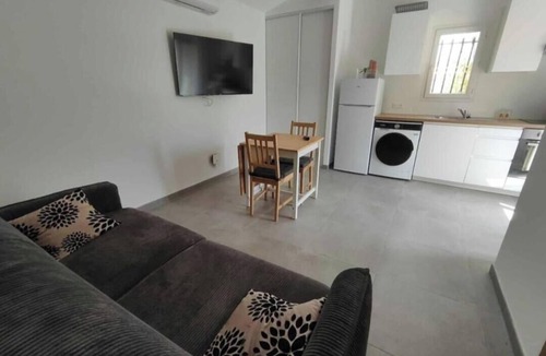 Saint-Maximin-la-Sainte-Baume Apartment | Studio Saint Maximin with exterior, parking space and near downtown