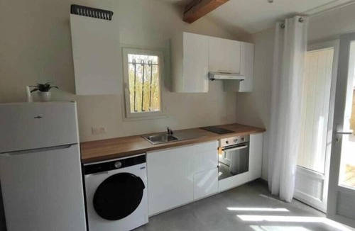 Saint-Maximin-la-Sainte-Baume Apartment | Studio Saint Maximin with exterior, parking space and near downtown