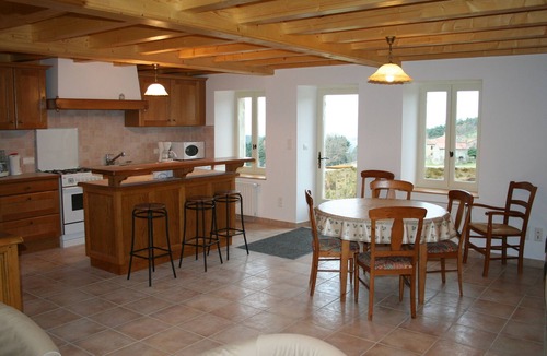 Saint-Quentin-sur-Sauxillanges House | Gîte Lilotte Restauré en Préservant son Caractère Rustique